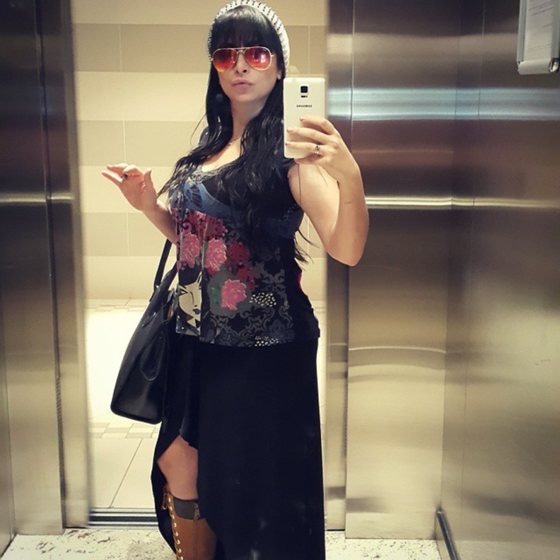 لم توفق ديمة بياعة في هذه الاطلالة حيث جعلتها تبدو سمينة وغير أنيقة