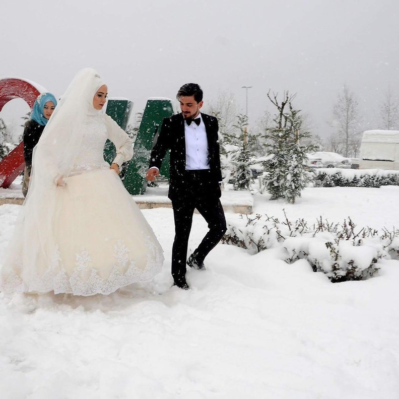 لم يتجهز العروسان بالمعاطف للوقاية من برودة الطقس