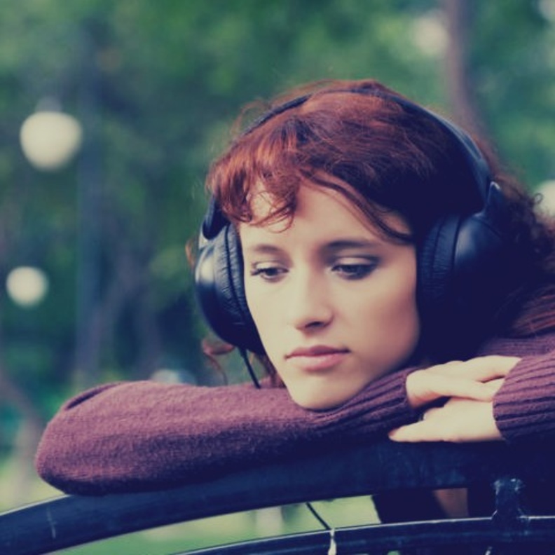 لهذه الاسباب نميل الى سماع الموسيقى الحزينة