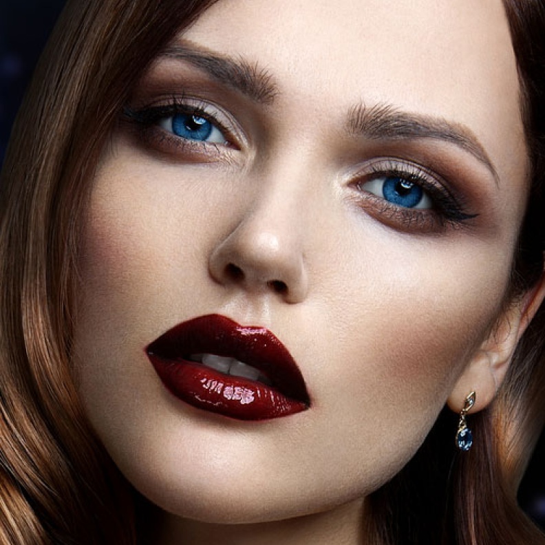 أحمر شفاه غامق مع عيون دخانية ساحرة