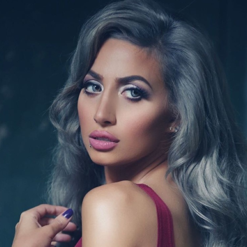 لون يجمع بين الرمادي والازرق من اختيار روز 