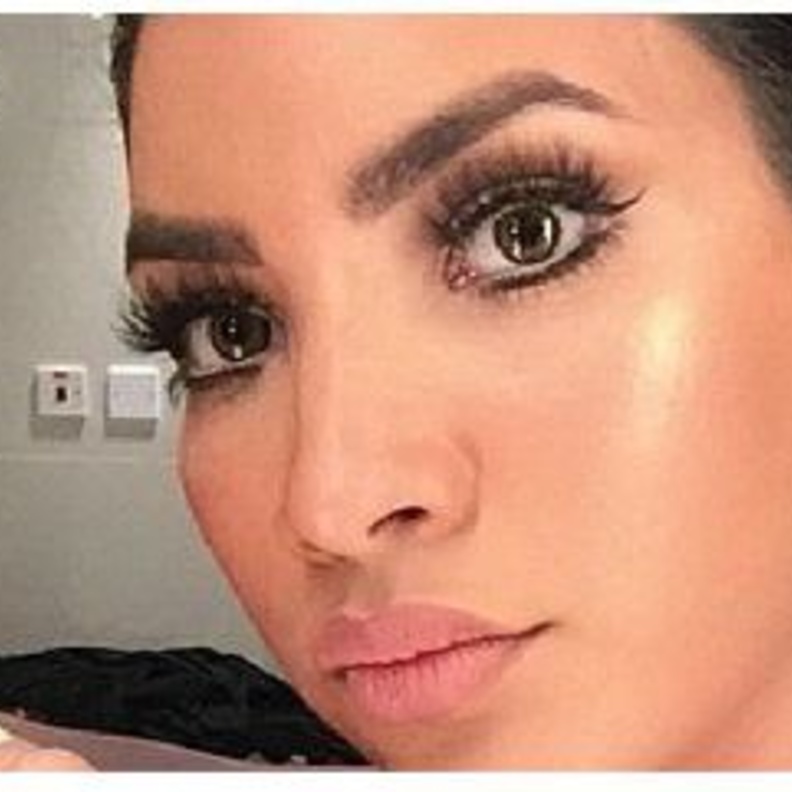 تعرّفوا على شبيهة كيم كارداشيان السعودية