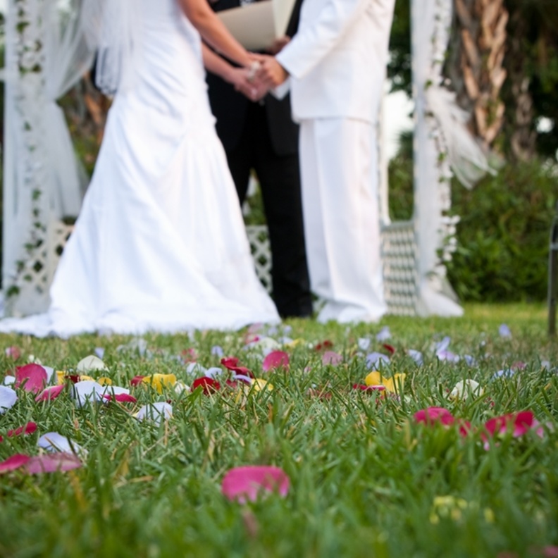 بالفيديو: أب يطرد عريس إبنته من حفل الزفاف 