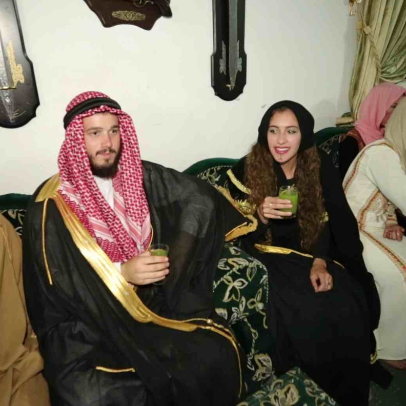 ليلى مع عريسها واصدقائها