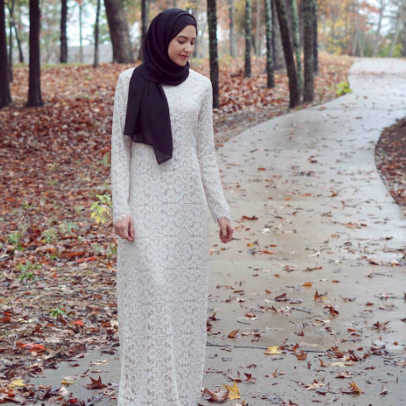 لينا أسعد بإطلالة قمّة في النعومة والأنوثة بفستان أبيض طويل من الدانتيل نسّقته مع حجاب أسود