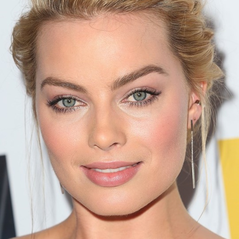 مارجوت روبي Margot Robbie بتسريحة شعر مرفوع مع الجدلة الجانبية