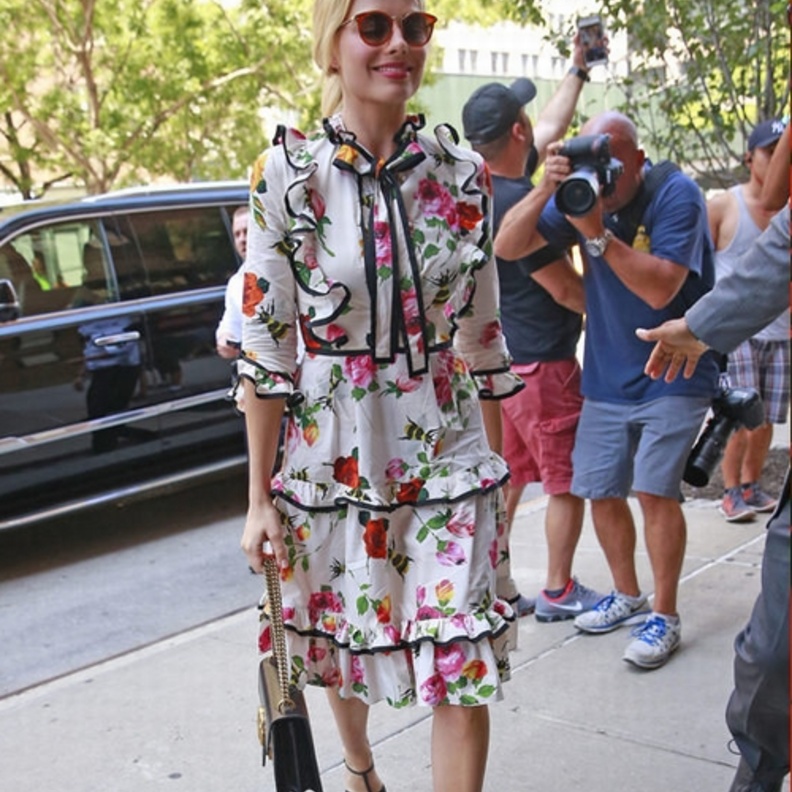 كارا ديلفينغ في تصميم مميز من فيرساتشي