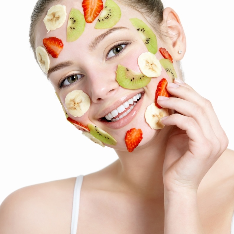  ماسك الفواكه يمد البشرة بالفيتامينات