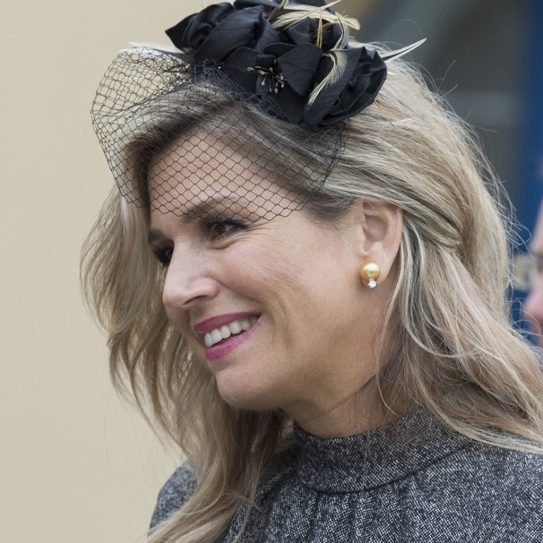 ماكسيما ملكة الابتسام والضحك مريضة