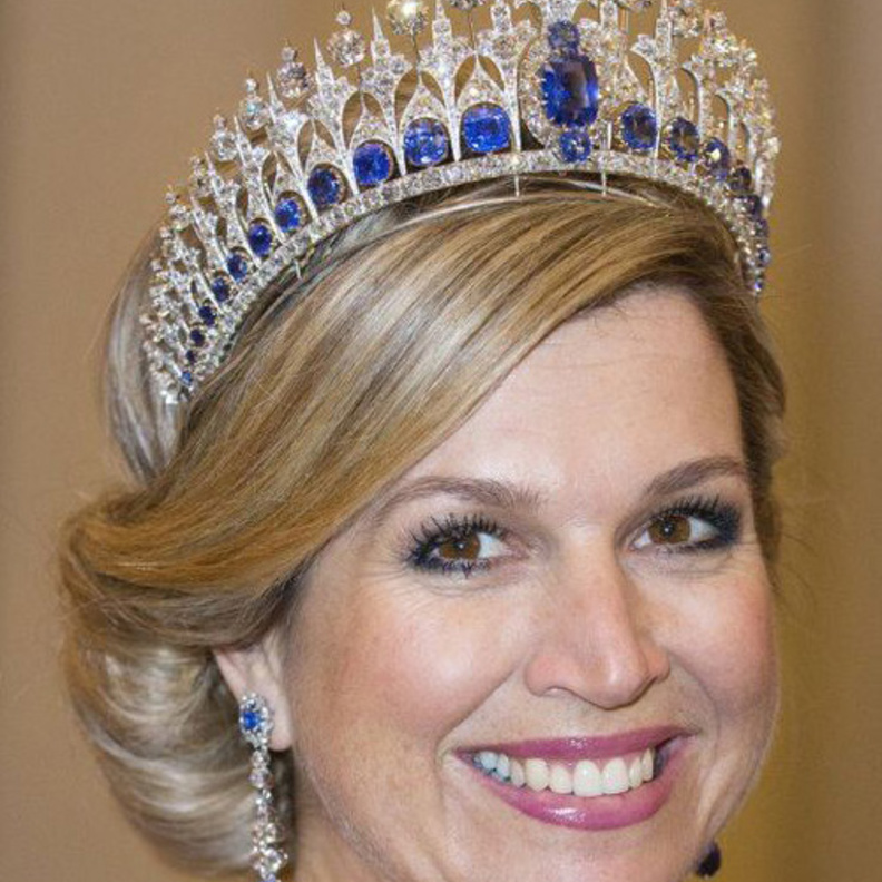 التاج الهولندي المرصع بالياقوت الأزرق