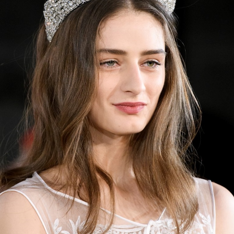 ماكياج العروس الناعم مع الشفايف الطبيعية.