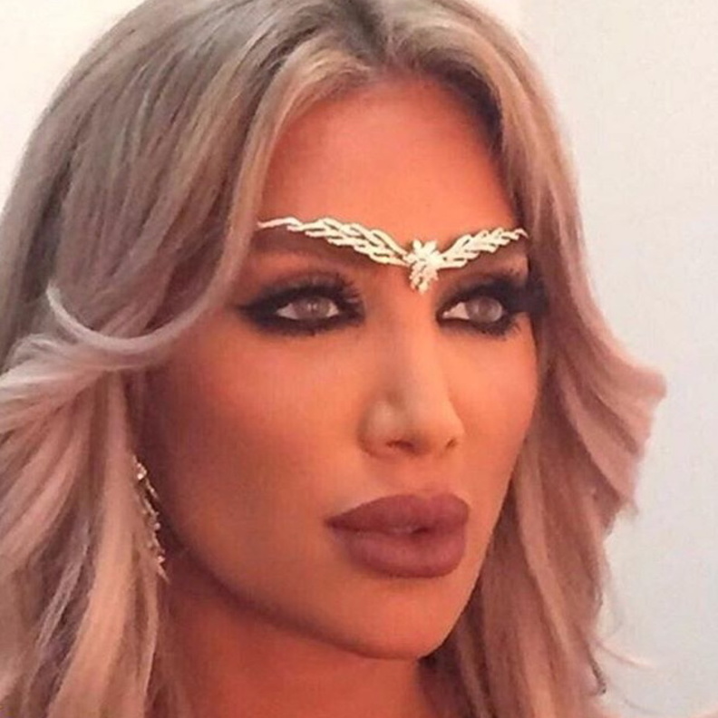 مايا دياب باكسسوار غريب براق من YEPREM
