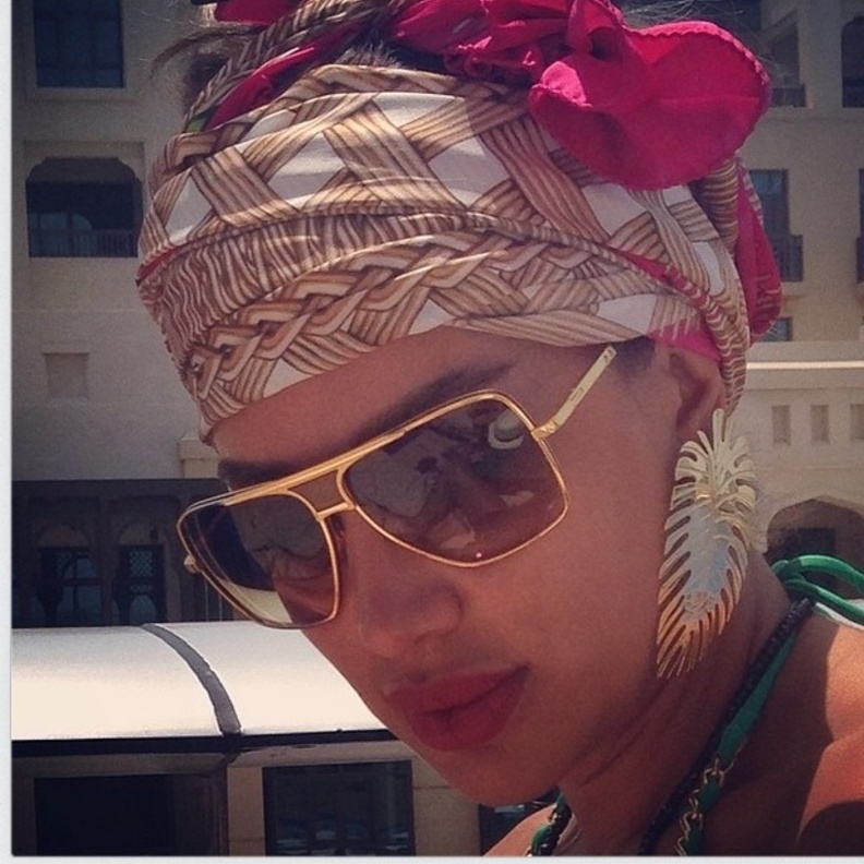 مايا دياب بستايل صيفي على شاطئ دبي