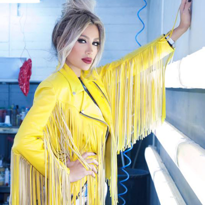 مايا دياب تختار جاكيت عصرية مع الشراريب