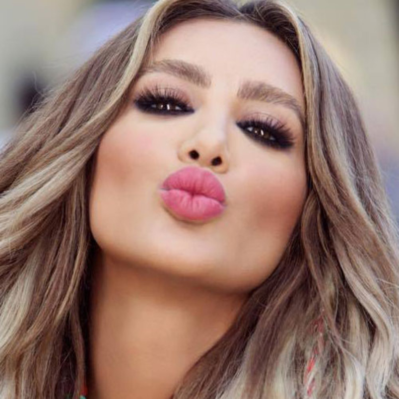 سيلفى مايا دياب بالزر المفتوح