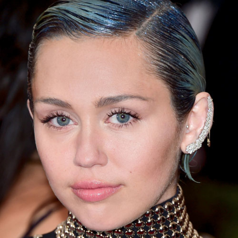 هكذا أعلنت مايلى سايروس الخبر