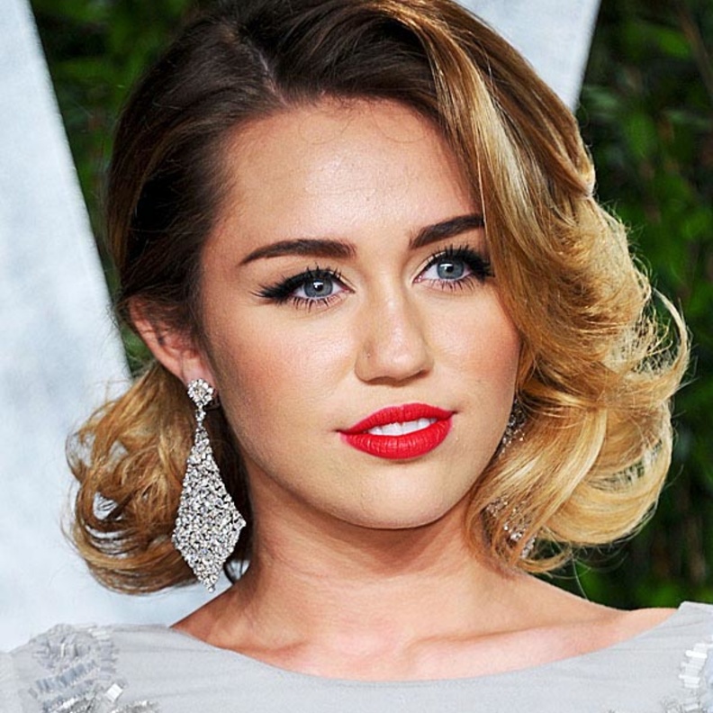 مايلي سايرس Miley Cyrus مشرقة مع تسريحات شعر قصيرة ومموجة