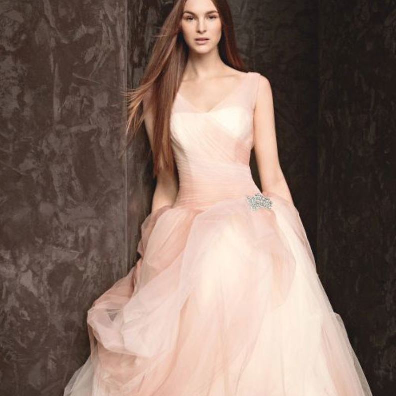 فستان أنيق مصنوع من قماش التول ومزين بقطع الكريستال والخرز