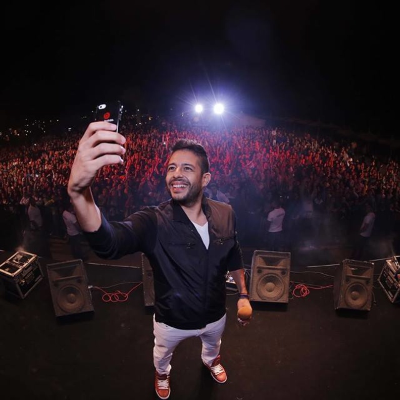  محمد حماقي وصورة "سلفي" مع جمهوره