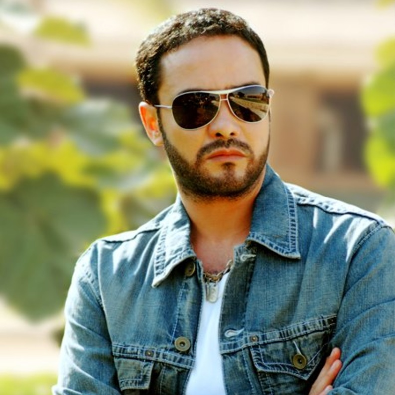 محمد رجب يستجم مع ابنه يوسف