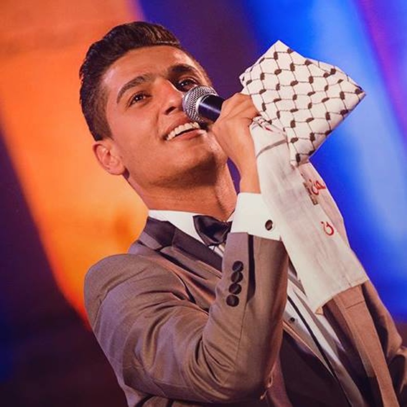 بالفيديو: محمد عساف يغني فلسطين وشيرين تمدحه