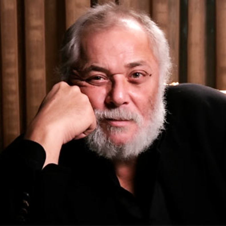 وفاة صديق عمر محمود عبد العزيز