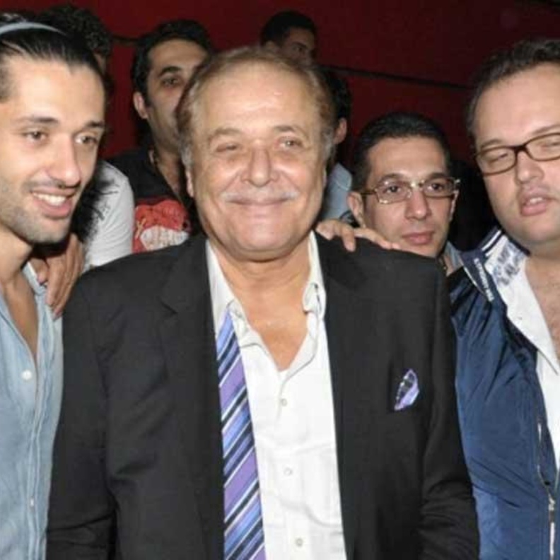 محمود عبد العزيز بين ابنيه