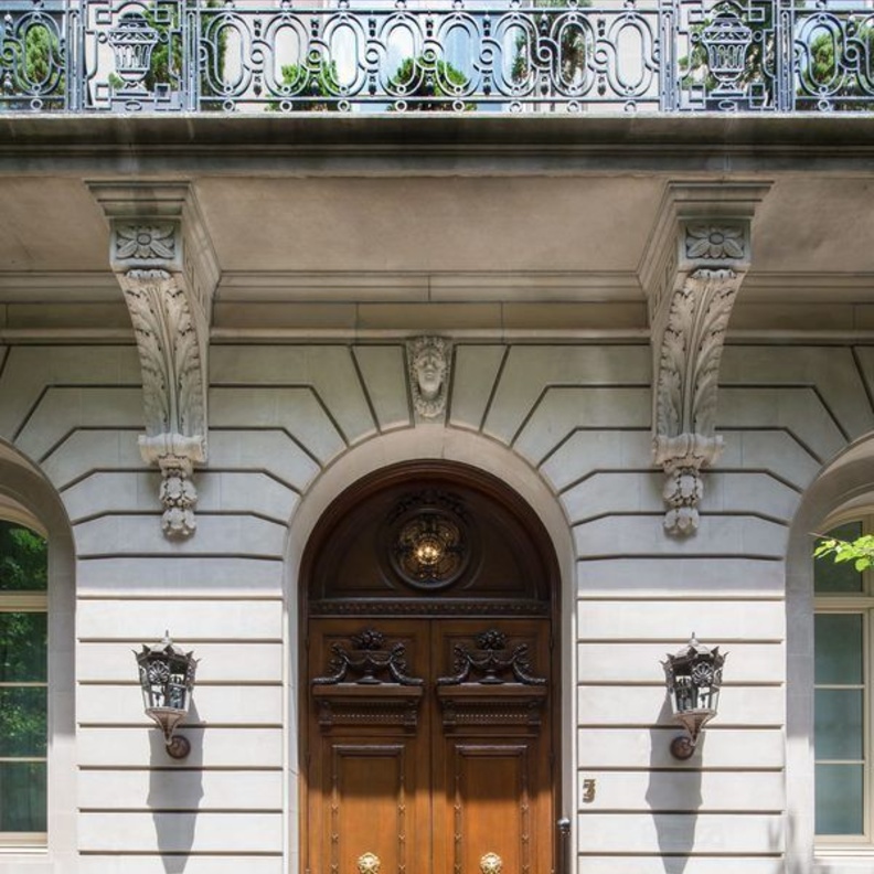 مدخل المبنى الأثري حيث منزل المصممة تمارا ميلون Tamara Mellon  في الطابق الأخير 