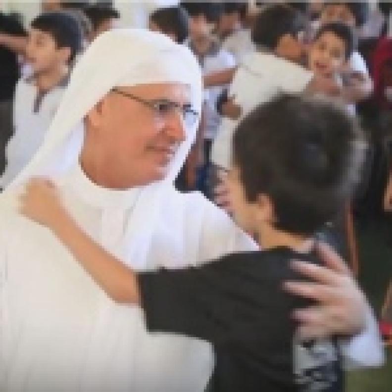  مدير المدرسة مع احد طلابه