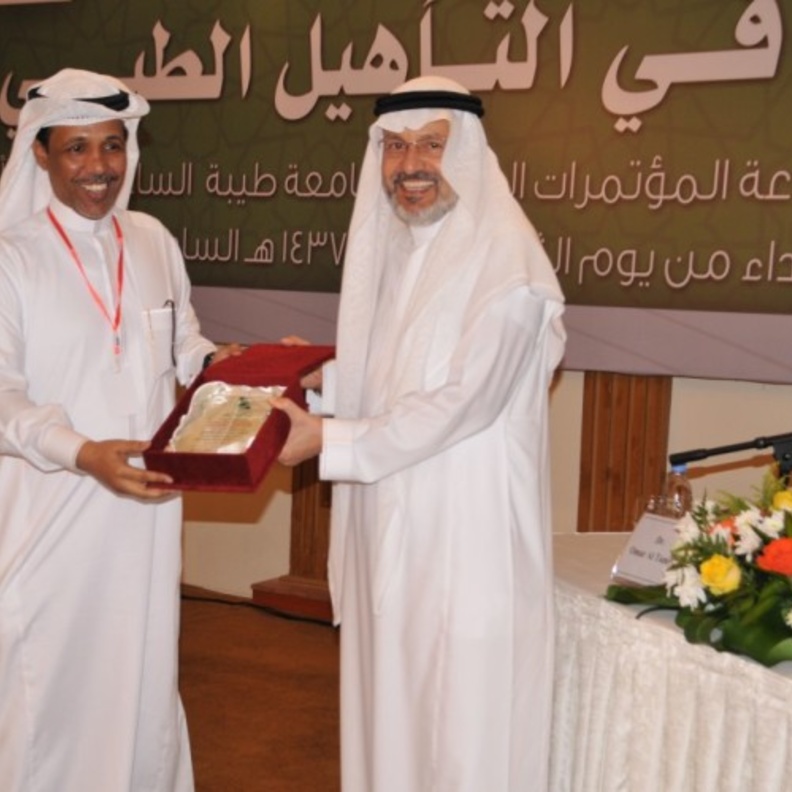 مدير جامعة طيبة يكرم الدكتور الشنقيطي