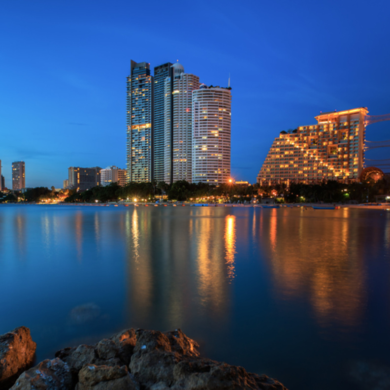 مدينة باتايا الشاطئ والبحر في الشفق