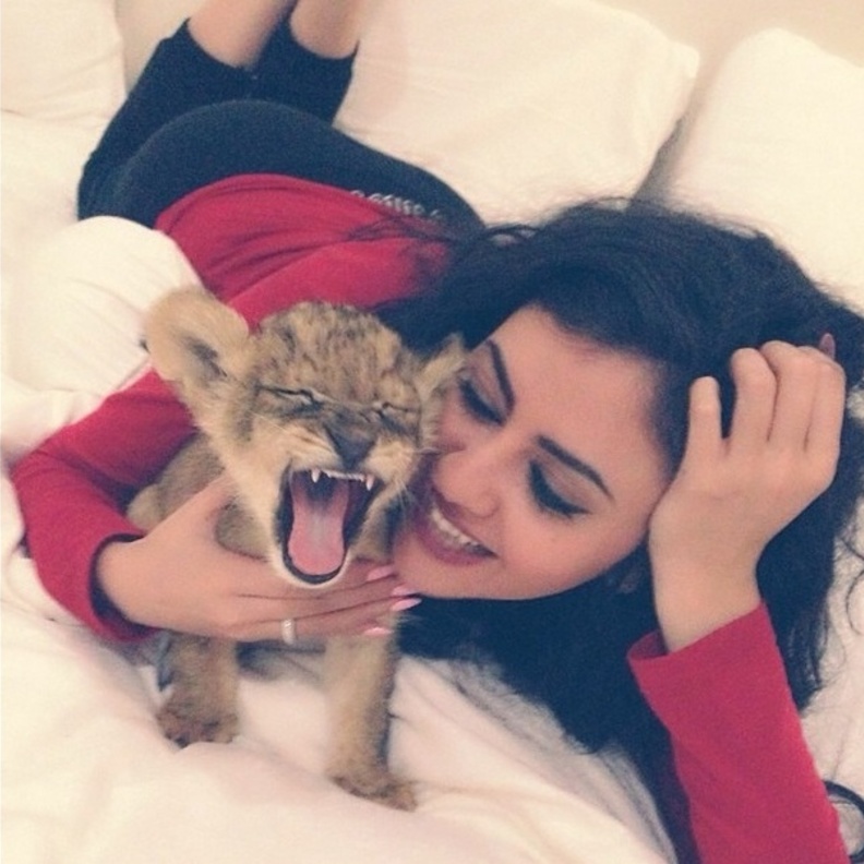 مريم حسين تلاعب أسدا في سريرها