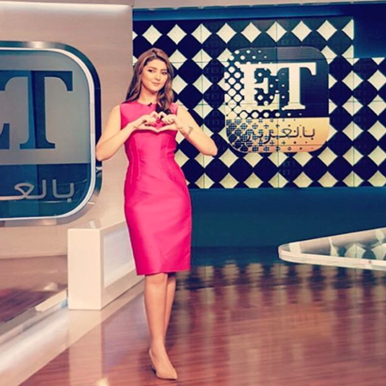 مريم سعيد في فستان متوسط الطول باللون الفوشيا