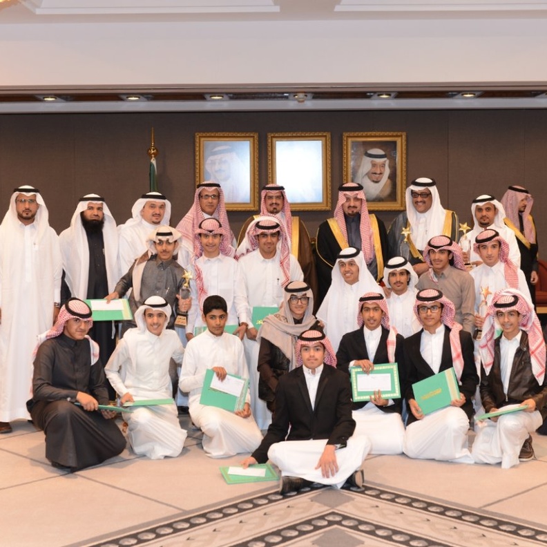 مسابقات المسرح المدرسي تشجع الطلاب و الطلبات 