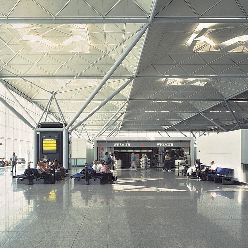 مسافرة تعتدي بالضرب على موظفة في مطار ستانستد