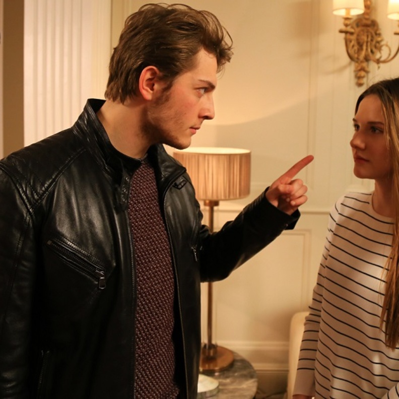 مشهد من مسلسل حطام