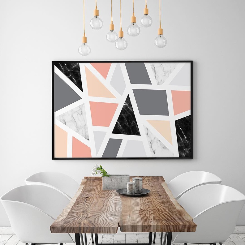 مصابيح بسيطة فوق طاولة الطعام الخشبية المميزة