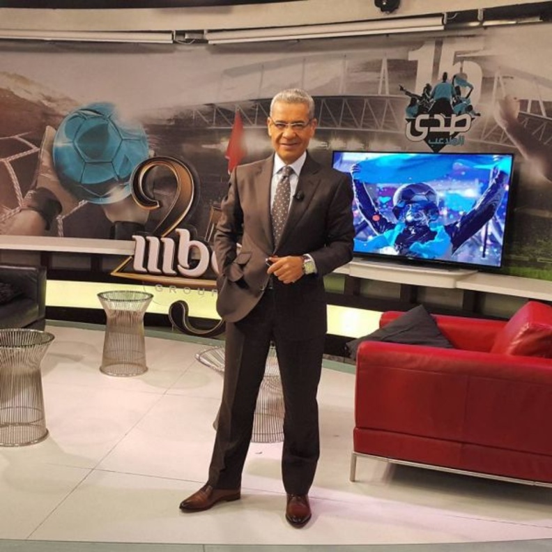 مصطفى الآغا بالبدلة البنية