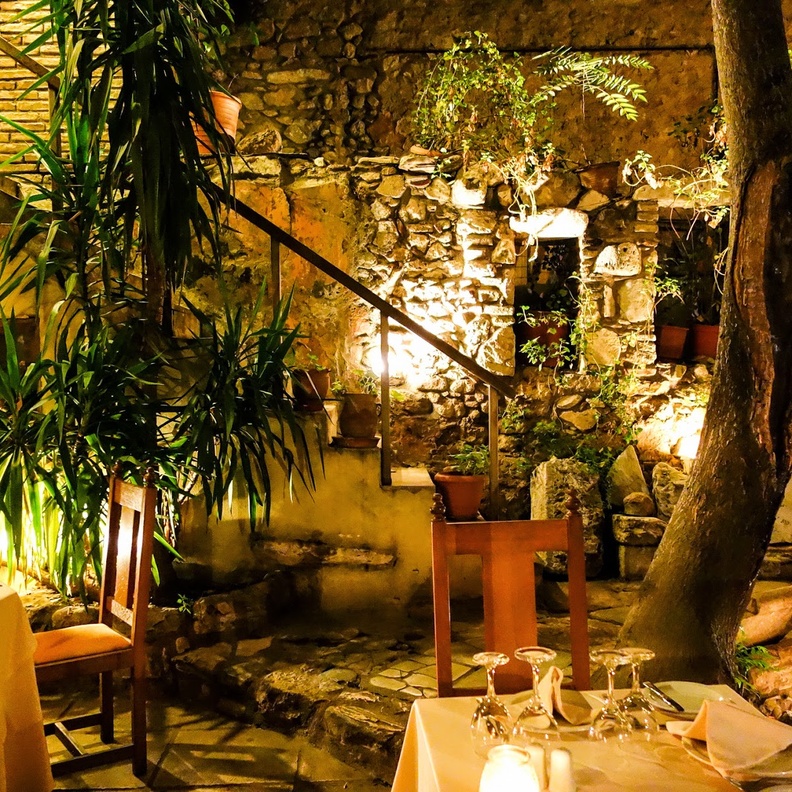 مطعم Daphne’s
