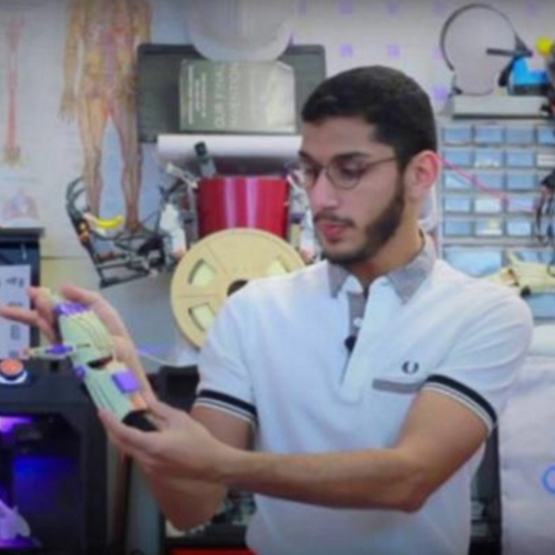 معاذ وتصميمه الثلاثي لاطفال الحروب