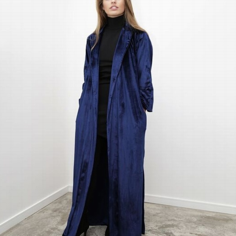 معاطف مخملية واسعة