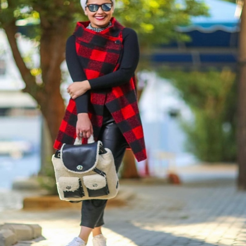 معاطف مدموجة بين الأحمر والأسود مع آسيا عاكف