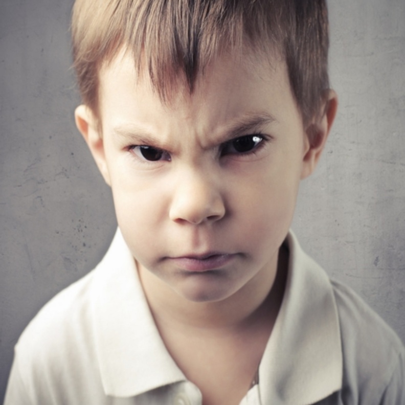 عززي ثقة ابنك بنفسه من خلال تشجيعه بالكلمات والصفات التي يحبها 