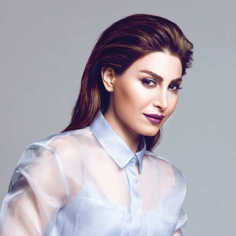 مكياج العيون الصغيرة من وحي يارا مع احمر الشفاه البنفسجي