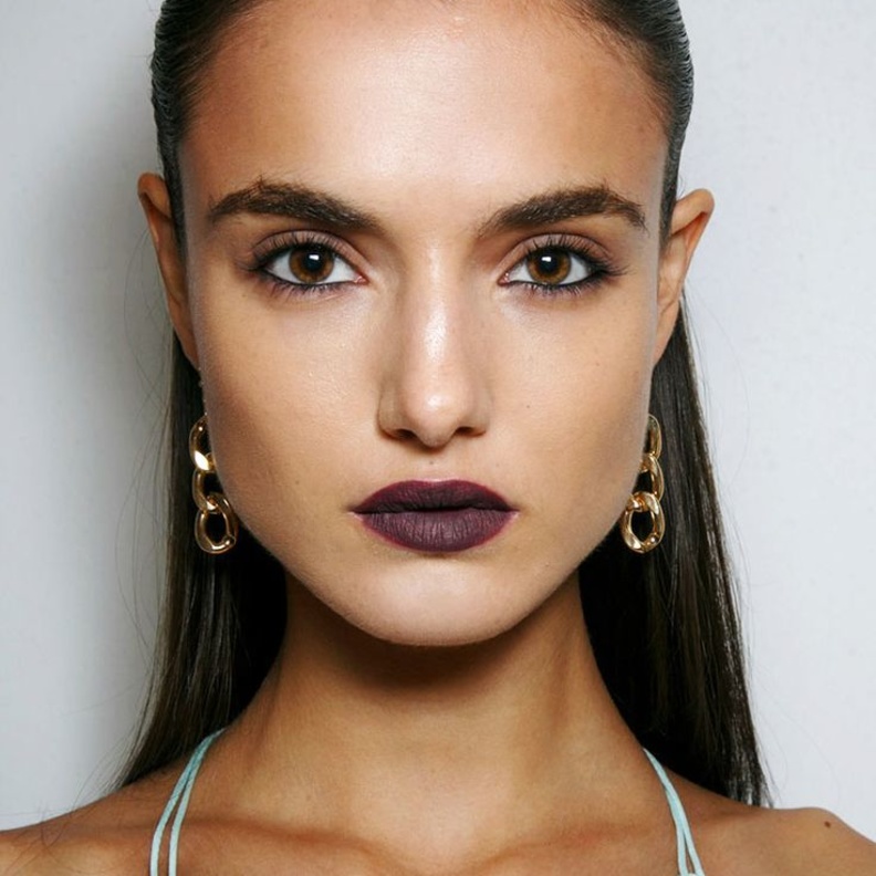 رسم الحواجب بقلم تحديد لورا مارسييه Laura Mercier Brow Pencil