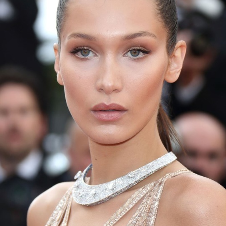 مكياج جذاب لبيلا حديد من البشرة المتوهجة والعيون البراقة