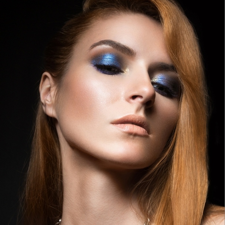 مكياج سموكي أزرق لمناسبات نهاية العام