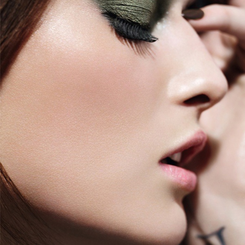  مكياج سموكي باللون الكاكي