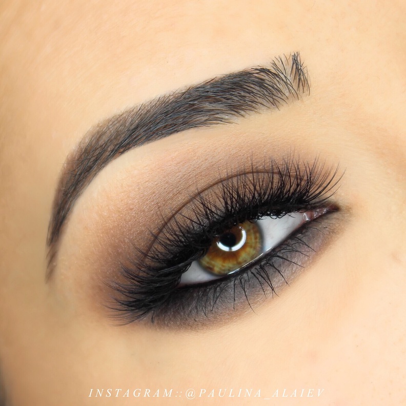 مكياج سموكي بني مع أسود على خط العيون الأسفل