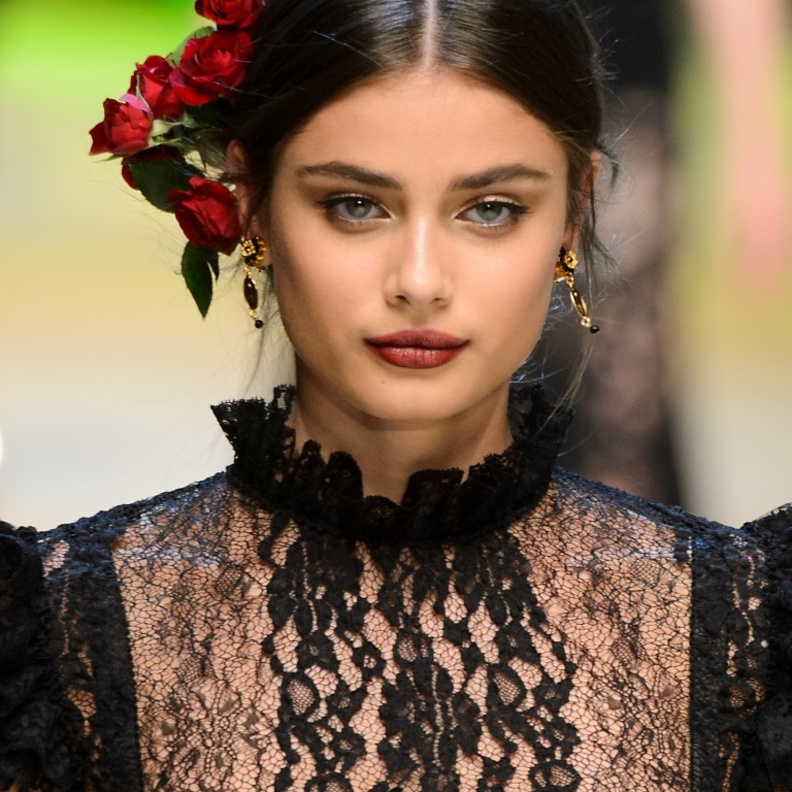 مكياج عيون خفيف مع الشفايف المخملية الداكنة من دار دولتشي أند غابانا DOLCE & GABBANA